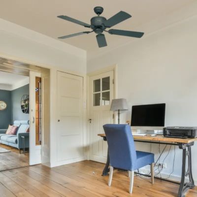 Ventilateur plafond 5 pales noir dans un bureau avec parquet 